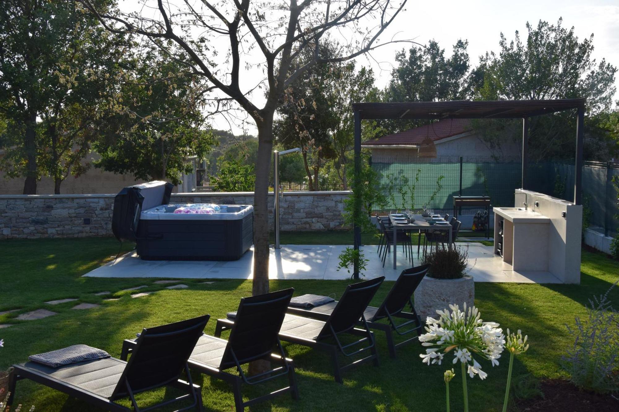 House With Jacuzzi In 2306 *